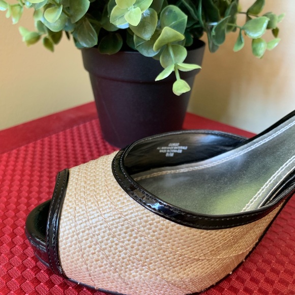 White House Black Market Heels, Black & Tan 8.5 M - Picture 4 of 6